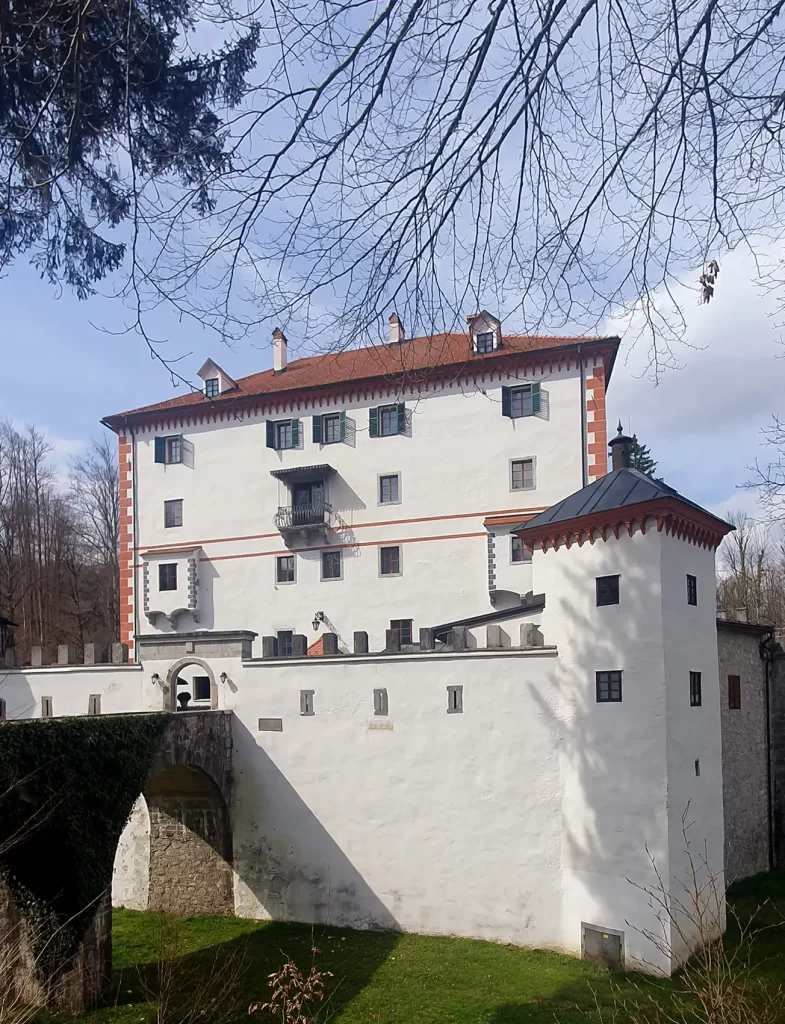 Grad Snežnik foto Robert Kužnik