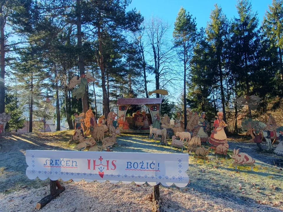 Gasparijeve jaslice v naravni velikosti v Selščku, postavljene na prostem med drevesi