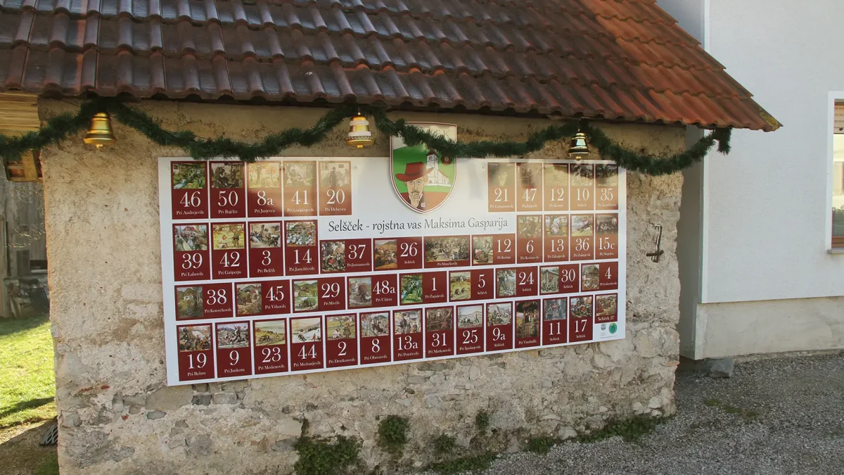 Informacijska tabla »Selšček – rojstna vas Maksima Gasparija« na stari vaški hiši v Selščku